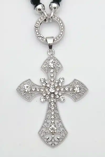 Erlebe den Pastell Kreuz Wechselanhänger: filigranes Silber mit funkelnden Steinen an einer stylischen, perlenbesetzten Kette.