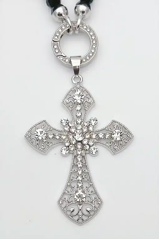 Erlebe den Pastell Kreuz Wechselanhänger: filigranes Silber mit funkelnden Steinen an einer stylischen, perlenbesetzten Kette.