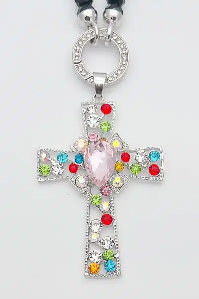 Entdecke deinen Kreuzliebe Wechselanhänger: Einzigartig mit farbigen Edelsteinen und strahlendem, pinkem Zentrum an Kette.