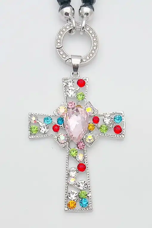 Entdecke deinen Kreuzliebe Wechselanhänger: Einzigartig mit farbigen Edelsteinen und strahlendem, pinkem Zentrum an Kette.