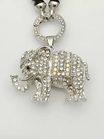 Verleihe deinem Look Glanz mit dem Libelle Wechselanhänger: ein funkelnder Silber-Elefant für deine Lieblingskette!.