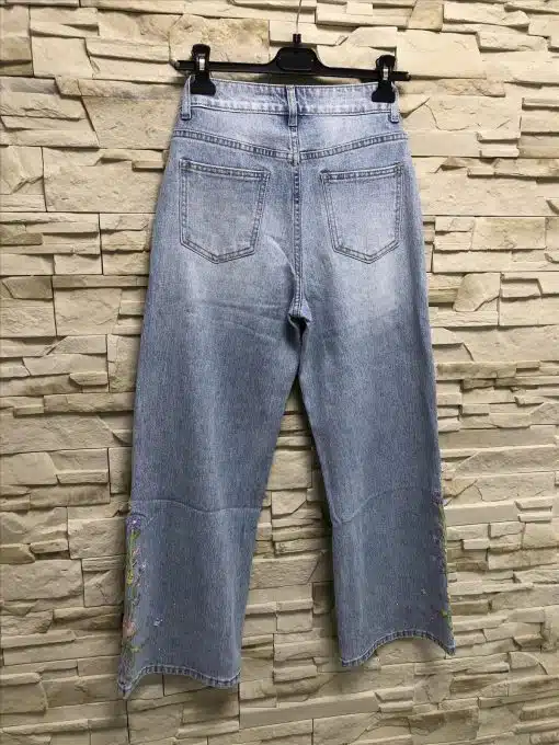Entdecke deine neuen Lieblingsjeans: Weites Bein, angesagte Blumenstickerei und stylischer Look - bring Frische in deinen Style!.