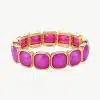 Erlebe pure Eleganz: Ein goldenes Armband mit quadratischen, pinken Edelsteinen wird zum modernen Highlight an deinem Handgelenk.