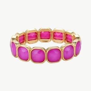 Erlebe pure Eleganz: Ein goldenes Armband mit quadratischen, pinken Edelsteinen wird zum modernen Highlight an deinem Handgelenk