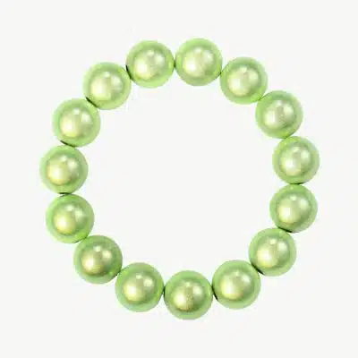 Entdecke dein Traumperlen Armband: glänzende grüne Perlen, kunstvoll im Kreis arrangiert - stylisch, modern und einzigartig!.