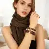 Trage das Giuno Bold Beads Armband - stylisch kombiniert mit braunem Schal vor sanftem Hintergrund. Dein Look, dein Statement.
