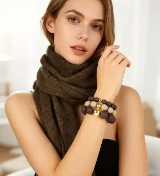 Trage das Giuno Bold Beads Armband - stylisch kombiniert mit braunem Schal vor sanftem Hintergrund. Dein Look, dein Statement.