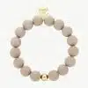 Entdecke dein neues Must-have: Das beige Giuno Bold Beads Armband mit Eyecatcher-Perlen, Goldakzenten und stylischem GUUNO-Charm.