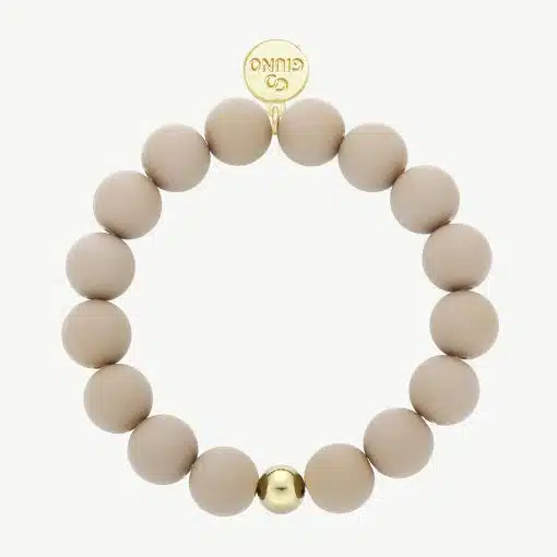 Entdecke dein neues Must-have: Das beige Giuno Bold Beads Armband mit Eyecatcher-Perlen, Goldakzenten und stylischem GUUNO-Charm.
