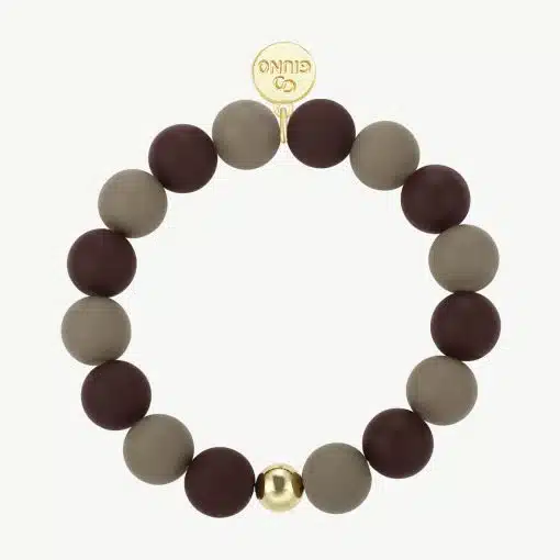 Mit dem Giuno Bold Beads small Armband trägst du matte Braun- und Taupe-Perlen, ein Gold-Highlight und einen stylischen Charme.
