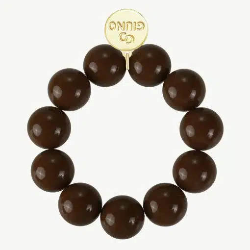 Setze ein Fashion-Statement mit dem GIUNO Bold Beads Armband: Große braune Perlen, goldener Anhänger - dein Trend-Highlight!.