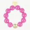 Trage den GIUNO Beaded Ring mit acht pinken Perlen, goldener Perle und graviertem Coin-Charm - dein modernes Statement-Piece!.