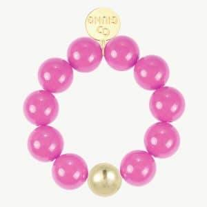 Trage den GIUNO Beaded Ring mit acht pinken Perlen, goldener Perle und graviertem Coin-Charm - dein modernes Statement-Piece!