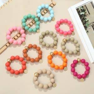 Entdecke deinen Style mit den farbenfrohen GIUNO-Beads-Armbändern und Gold-Charms - modern, einzigartig, für dein Outfit!
