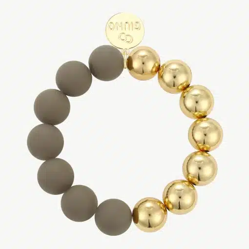 Trage dieses elegante Armband mit matten Grautönen und glänzenden Goldperlen - das gravierte Charm verleiht dir modernen Stil.