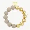 Hol dir dieses angesagte Armband - halb matte Beigebeats, halb glänzende Goldperlen mit stylischem rundem Goldanhänger!.