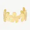 Entdecke dein neues Must-have: eine goldene Manschette mit offenem Design und modernen, texturierten Blumenmotiven für deinen Look.