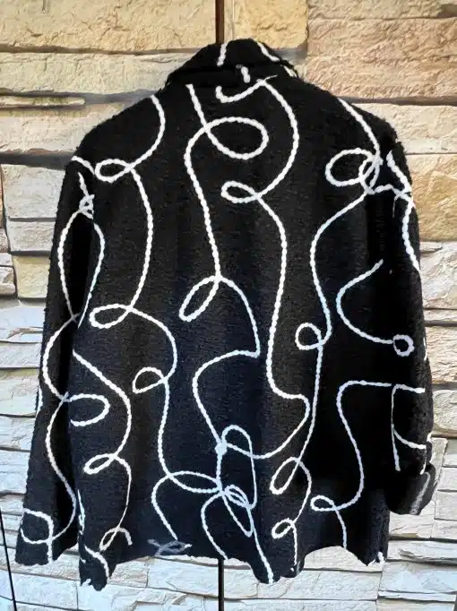 Zieh dir diese schwarze Jacke mit stylischen weißen Linien an und setze ein Statement vor jeder noch so coolen Steinwand!.