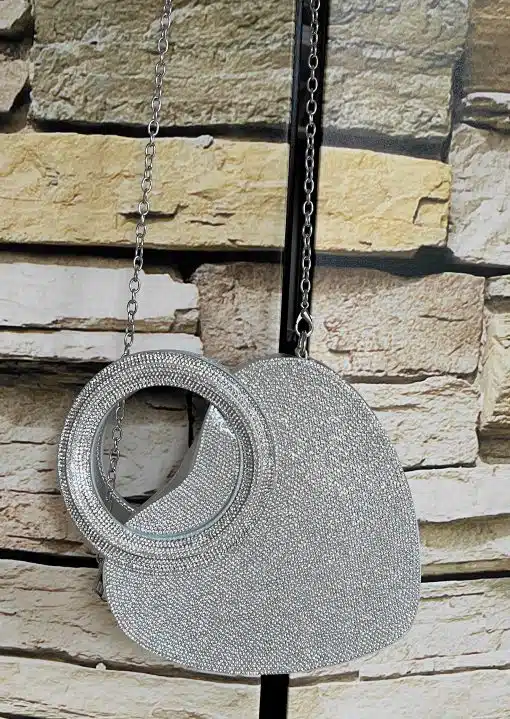 Setzen Sie ein Statement mit dieser funkelnden Silber-Diamant Herz-Clutch - Ihr glamouröser Begleiter vor rustikaler Steinwand!.