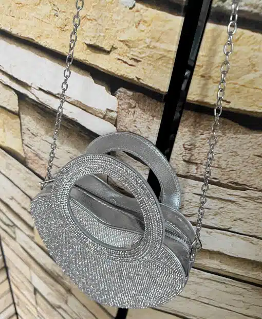 Erlebe die Diamant Herz-Clutch: Dein glitzerndes Silber-Statement mit rundem Griff vor stilvoller Stein-Optik.