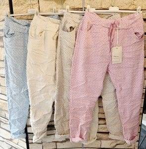 Entdecke deinen Style: Unsere zauberhaften Relax Hosen in Blau, Weiß, Grau und Pink warten auf dich vor urbaner Backsteinwand!