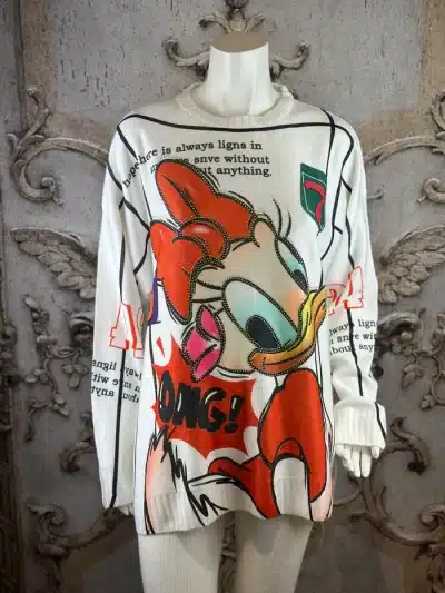 Hol dir den coolen Cartoon-Pullover mit knalligem Daisy Duck Print und auffälligem "OMG!"-Comic-Schriftzug - dein Trend-Upgrade!.