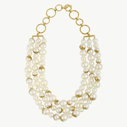 Entdecke deinen eleganten Look: Drei-reihige Perlenkette mit goldenen Akzenten und modernen Kettengliedern - Raffinesse pur!.