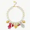 Entdecke dein neues It-Piece: Ein Perlenarmband mit goldenen Herzen, Kirschen, Erdbeere und süßen Bärchen-Charms!.