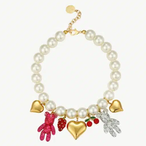 Entdecke dein neues It-Piece: Ein Perlenarmband mit goldenen Herzen, Kirschen, Erdbeere und süßen Bärchen-Charms!.