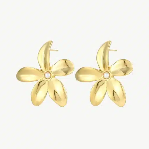 Entdecke mit den Aurelia Blossom Ohrringen goldene Blüten mit zartem Perlencenter - dein perfektes Statement-Piece!.