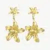 Entdecke deine neuen Lieblingsohrringe: Zwei goldene Blumen verbinden sich modern und stilvoll - das Must-have für dein Outfit!.