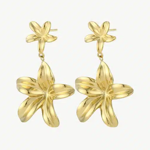Entdecke deine neuen Lieblingsohrringe: Zwei goldene Blumen verbinden sich modern und stilvoll - das Must-have für dein Outfit!.