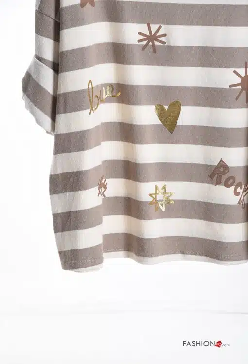 Zieh dir dieses beige-weiße Streifenshirt mit goldenen Herzen, Sternen und den Prints "love" und "rock" an - einfach stylish!.
