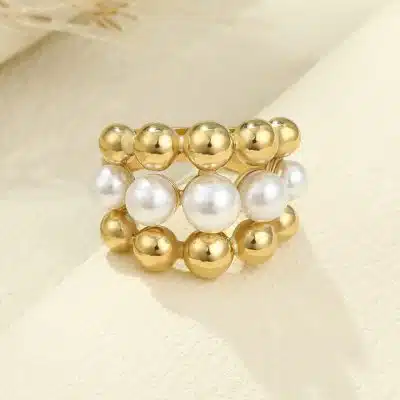 Erlebe den exklusiven Goldring mit zwei funkelnden Goldperlenreihen und eleganten weißen Perlen - dein modernes Must-have!.
