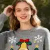 Strahle im Freien mit einem modernen Weihnachts-Pulli - trendige Glocken und Schneeflocken machen deinen Look einzigartig.