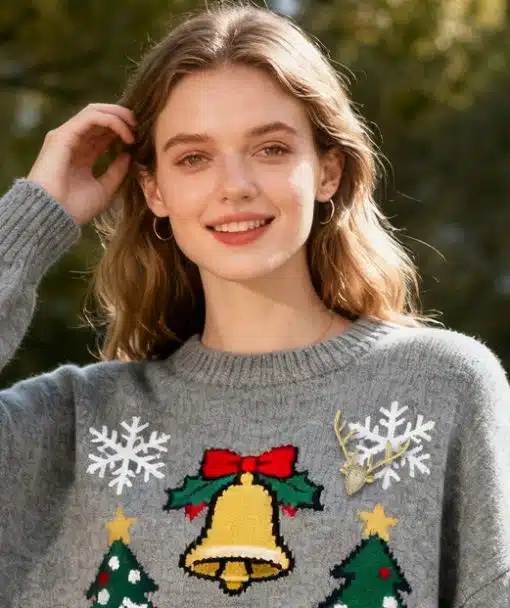 Strahle im Freien mit einem modernen Weihnachts-Pulli - trendige Glocken und Schneeflocken machen deinen Look einzigartig.