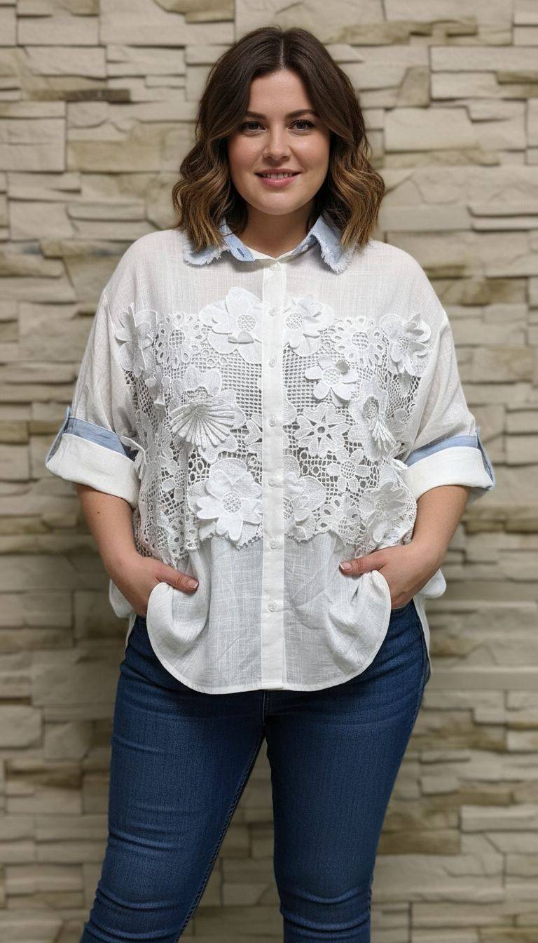 Bloomy Denim Lace Bluse: Weiße Bluse mit floralem Spitzenmuster und Jeans für Damen. Modische Hemdbluse im Detail.
