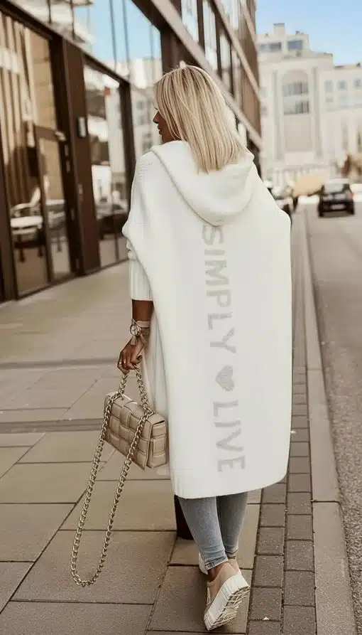 Du trägst deinen weißen Simpla Live Cardigan mit "SIMPLY LIVE"-Schriftzug, dazu eine beige Tasche - urban, modern, selbstbewusst.