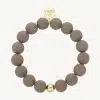 Entdecke das Giuno Bold Beads Armband - moderne Taupe-Perlen, ein goldenes Highlight und GIVNN-Emblem für deinen Style.