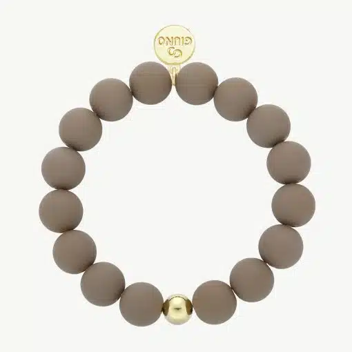 Entdecke das Giuno Bold Beads Armband - moderne Taupe-Perlen, ein goldenes Highlight und GIVNN-Emblem für deinen Style.