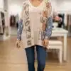 Erlebe deinen Style: Im Power of Love Oversize-Shirt, blauen Jeans und weißen Sneakern strahlst du im Boutique-Flair.