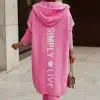 Zieh dein knallpinkes Simpla Live Cardigan an, mit "SIMPLY ♥ LIVE" auf dem Rücken, und setz ein stylishes Statement drinnen!.