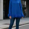 Zeige deinen modernen Stil: Zieh den Pure Ease Pullover mit Federmanschetten, Jeans und Sneakers in der City an.