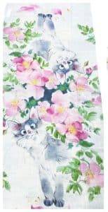 Mit dem „Blütenkätzchen“ Schal bringst du zwei verspielte Katzen und frische Blüten in stylischem Design direkt in deinen Look