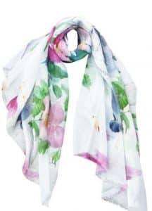 Erlebe den „Blütenkätzchen“-Schal – stylisch als Loop, mit pinken, grünen und blauen Aquarell-Blüten als trendiges Highlight