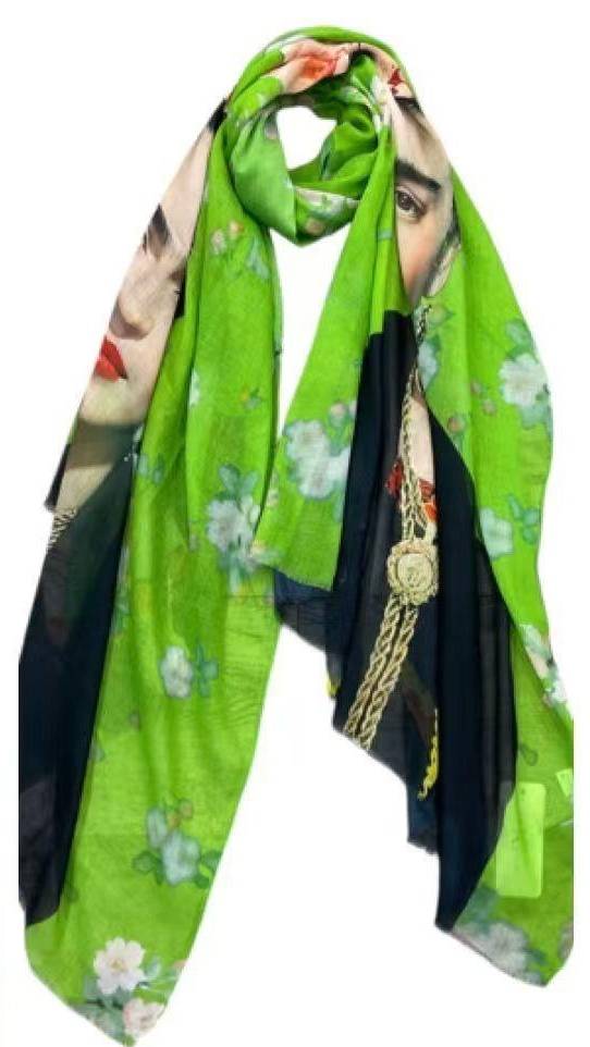 Botanical Muse Schal: Grüner Damenschal mit Blumenmuster und Porträts, modisches Accessoire.