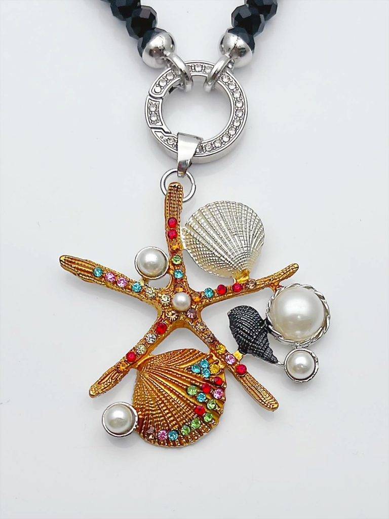 Strandfunkeln Wechsel Anhänger: Seestern, Muscheln und Perlen mit bunten Akzenten. Einzigartiger Schmuck für Strandliebhaber.