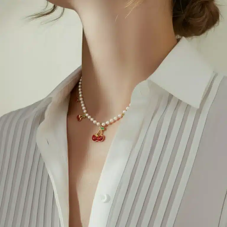 Kirschperlenkette: Elegante Halskette mit Kirsch Anhänger und zarten Perlen. Modisches Accessoire.