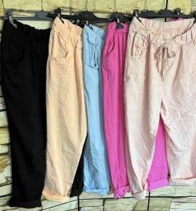 Entdecke jetzt deine fünf Uni "Zauberhafte Hose" in Trendfarben - von Schwarz bis Pastell - stylisch auf Hängern präsentiert