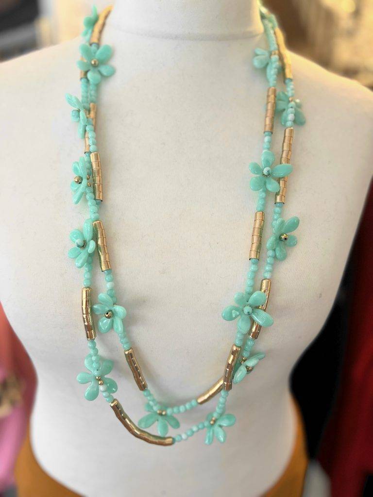 Türkis Blüten Halskette mit goldenen Akzenten. Modeschmuck für Damen. Blütenzauber Halskette.